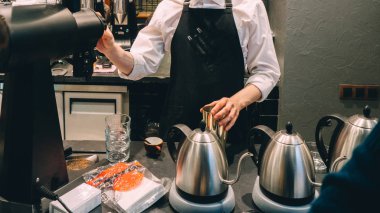 Pour üzerinde kahve hario V60 damlatıcı ile yapma.