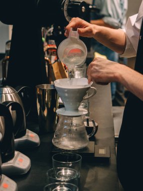 Pour üzerinde kahve hario V60 damlatıcı ile yapma.