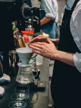 Pour üzerinde kahve hario V60 damlatıcı ile yapma.