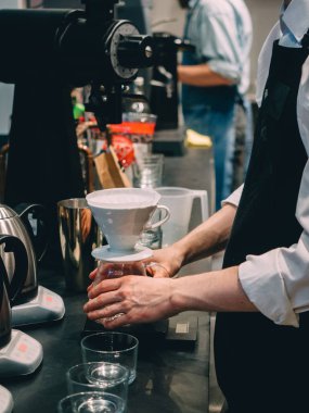 Pour üzerinde kahve hario V60 damlatıcı ile yapma.