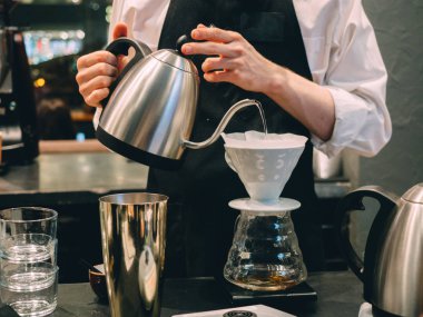 Pour üzerinde kahve hario V60 damlatıcı ile yapma.