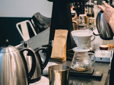 Pour üzerinde kahve hario V60 damlatıcı ile yapma.