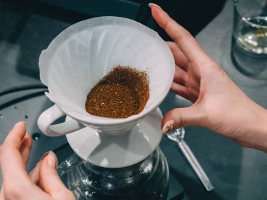 Pour üzerinde kahve hario V60 damlatıcı ile yapma.