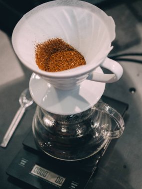 Pour üzerinde kahve hario V60 damlatıcı ile yapma.