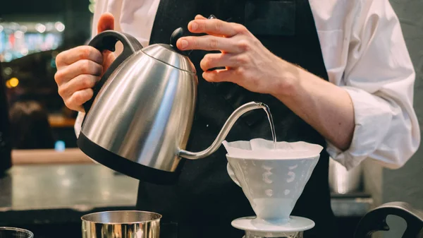 Pour üzerinde kahve hario V60 damlatıcı ile yapma.