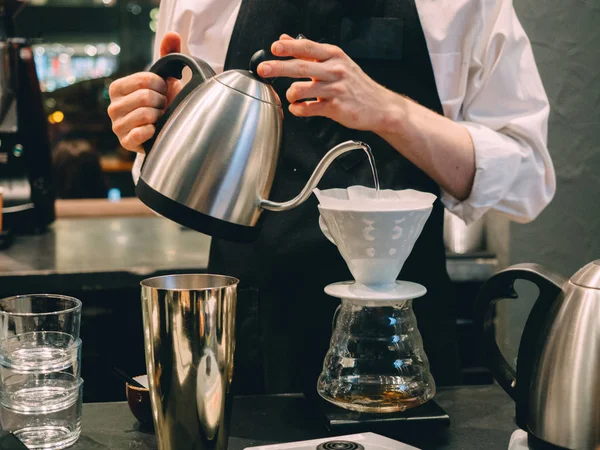 Pour üzerinde kahve hario V60 damlatıcı ile yapma.