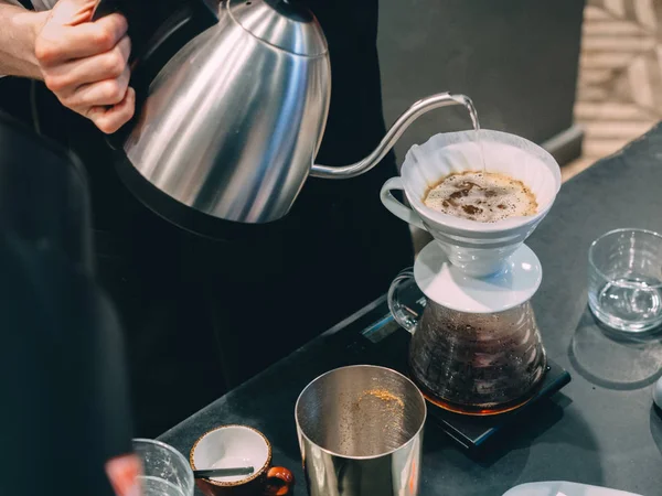 Pour üzerinde kahve hario V60 damlatıcı ile yapma.