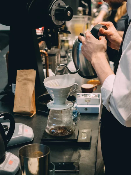 Pour üzerinde kahve hario V60 damlatıcı ile yapma.