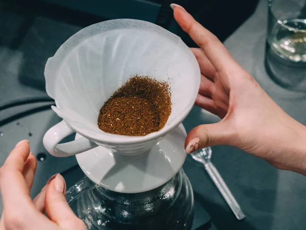 Pour üzerinde kahve hario V60 damlatıcı ile yapma.