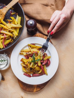 Sosis Ulusal Rus yemekleri ile kızarmış patates.