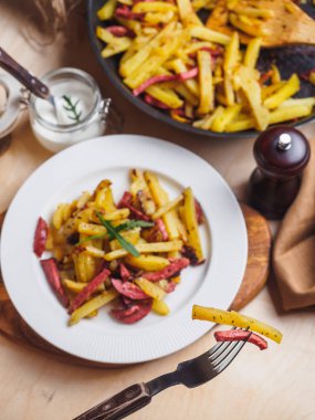 Sosis Ulusal Rus yemekleri ile kızarmış patates.