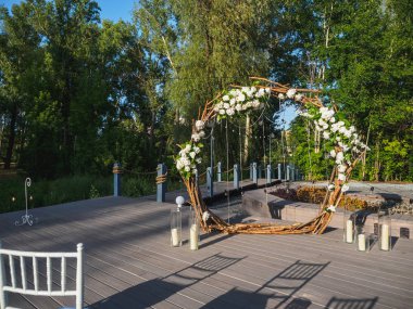 Ülke Bahçe dışında çiçeklerle düğün töreni.