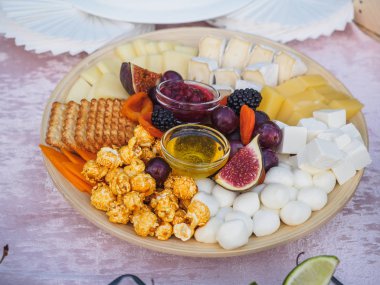 Meyve tabakları furshet içecekler olan tablolara.