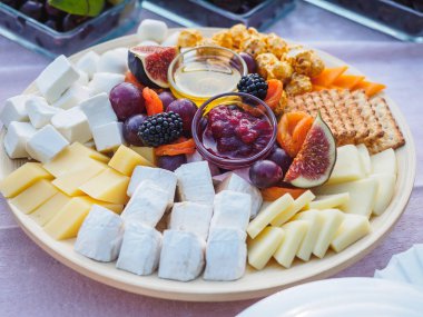 Meyve tabakları furshet içecekler olan tablolara.