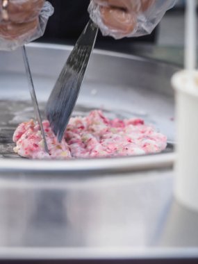 Tayland tavada kızartılmış dondurma dondurma pan alır. Organik doğal tatlı yaptı dondurma el haddelenmiş.