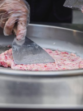 Tayland tavada kızartılmış dondurma dondurma pan alır. Organik doğal tatlı yaptı dondurma el haddelenmiş.