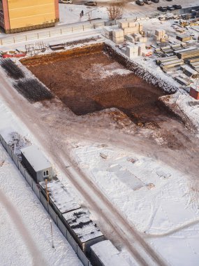 Vinç ve bina inşaat. Kış hava görünümü