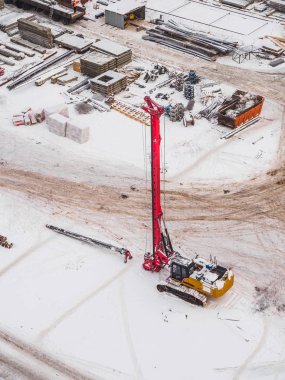 Vinç ve bina inşaat. Kış hava görünümü