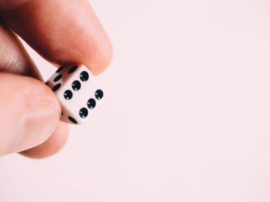 Klasik oyun tahtası oyunu elinde zarlar. Tonlama