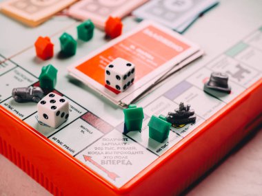 Dices ve alan ile klasik iş tekel tahta oyunu