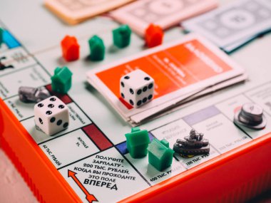 Dices ve alan ile klasik iş tekel tahta oyunu