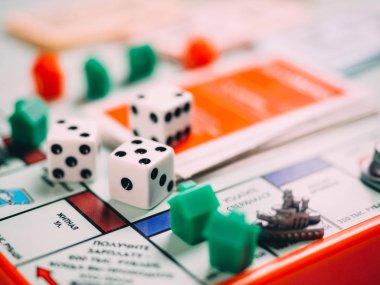 Dices ve alan ile klasik iş tekel tahta oyunu
