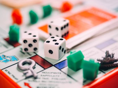 Dices ve alan ile klasik iş tekel tahta oyunu