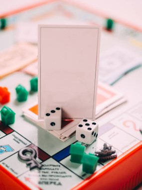 Dices ve alan ile klasik iş tekel tahta oyunu