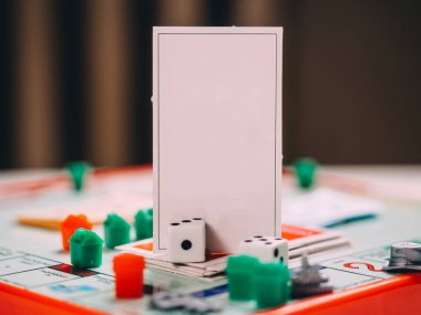 Dices ve alan ile klasik iş tekel tahta oyunu