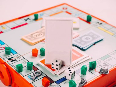 Dices ve alan ile klasik iş tekel tahta oyunu