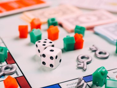 Dices ve alan ile klasik iş tekel tahta oyunu