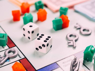 Dices ve alan ile klasik iş tekel tahta oyunu