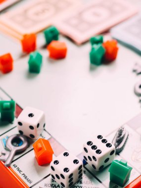 Dices ve alan ile klasik iş tekel tahta oyunu
