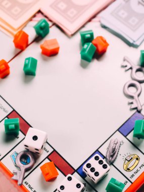 Dices ve alan ile klasik iş tekel tahta oyunu