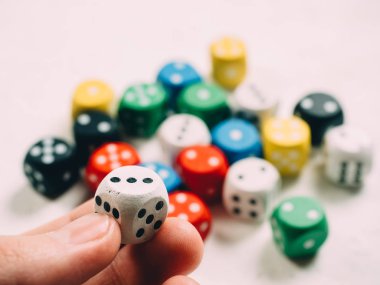 Elinde renk zarları. Masa oyunu casino risk şans