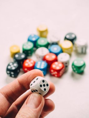 Elinde renk zarları. Masa oyunu casino risk şans
