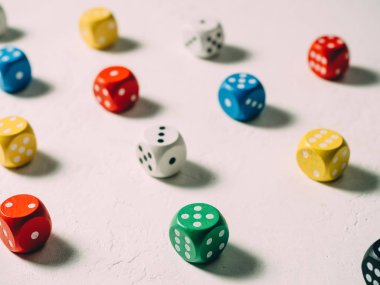 Renk klasik dices küpler. masa oyunu arka plan