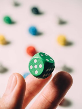 Elinde renk zarları. Masa oyunu casino risk şans