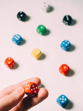 Elinde renk zarları. Masa oyunu casino risk şans