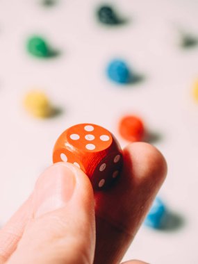 Elinde renk zarları. Masa oyunu casino risk şans