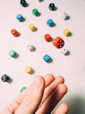 Elinde renk zarları. Masa oyunu casino risk şans