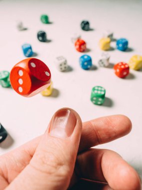 Elinde renk zarları. Masa oyunu casino risk şans