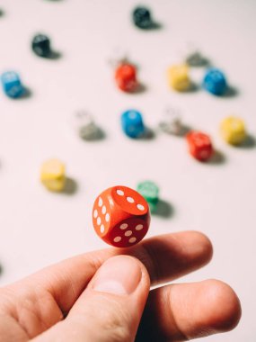 Elinde renk zarları. Masa oyunu casino risk şans