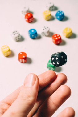 Elinde renk zarları. Masa oyunu casino risk şans