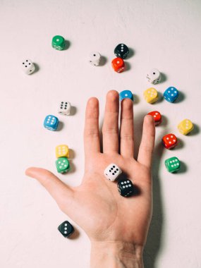 Elinde renk zarları. Masa oyunu casino risk şans
