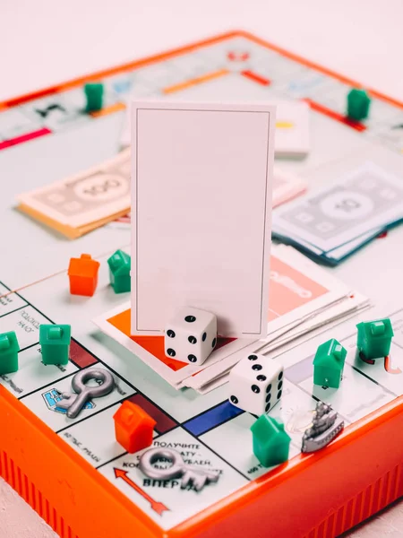 Dices ve alan ile klasik iş tekel tahta oyunu