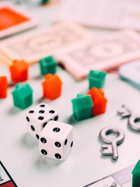 Klassisches Monopoly-Brettspiel mit Würfeln und Feld — Stockfoto