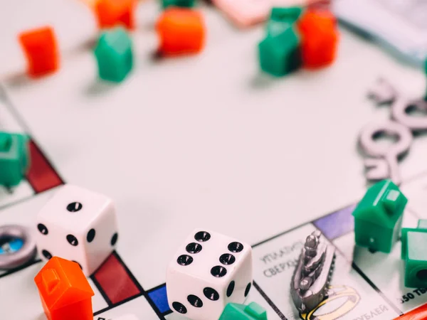 Clásico negocio monopolio juego de mesa con dados y campo — Foto de Stock