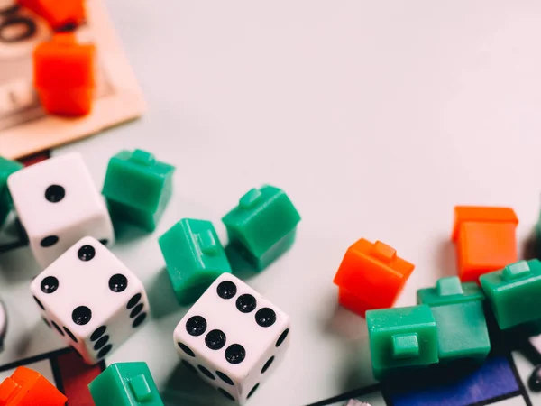 Permainan papan monopoli bisnis klasik dengan dadu dan lapangan — Stok Foto