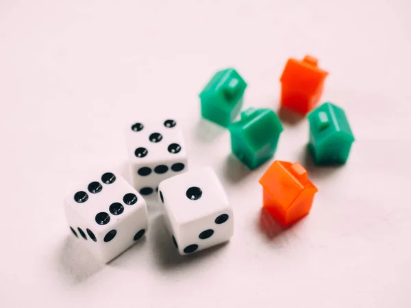 Permainan papan monopoli bisnis klasik dengan dadu dan lapangan — Stok Foto